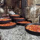 Un prodotto quest�ultimo che ritroviamo alla sinistra del bancone, con la pasta dorata punteggiata di pomodori
